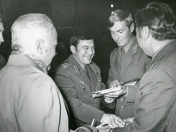 Приезд в училище выпускника 1966 г. летчика-космонавта Юрия Романенко. 