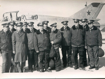 29 марта 74 г. прилетели в Овруч 1 АЭ к-н Гончаренко лш-т Шекель, к-н Быков, ст.л-т Каденюк Л.К.,  м-р Бокач А.Л. к-н Дружинин В., м-р Астахов В.Е., м-р Шебалдыкин Е.А., ст. л-т Веревкин, к-н Куцый Ю.Д., ст. л-т Васильев  и штурман полка п/п-к Шевченко В.П. 