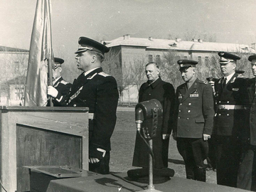 Вручение 701 полку переходящего красного знамени, 1959 г. Начальник училища ГСС п-к Кузнецов Н.Ф. (третий справа).