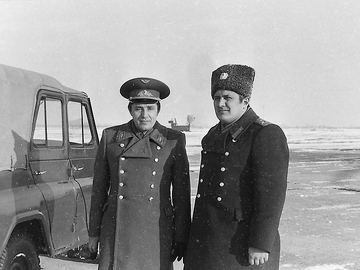 Начальник училища генерал-майор Гаранин В.П. и командир 701 УАП п-к Барановский Н.И., примерно 1980 г.