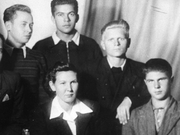 Будущие выпускники ЧВАУЛ, слева на право: Бакланов Е., Тарасов В., Куликов Н., Сарычев Г. с инструктором Дубровиной В.Ф. Московский аэроклуб, 1951 г.