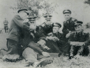 Летчики Дивеев Н., Емельянчик В., Байнетов Д.Ф., Богданов В., Бондарь, Лагузов Е., Смирнов Н., перед отъездом В Малейки, 1952 г.