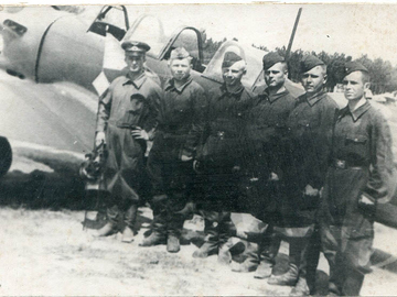 Экипаж л-та Степанова Б.В., механик самолета с-т Жужликов П.Д., 1951 г.