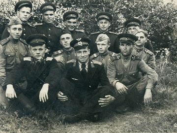 Наш экипаж, Малейки. мл.л-т, ст.с-т Колюка, мл.с-т Боград, с-т Трущелев, ст.с-т Шевельков, мл.с-т Васечко, к-ты Панкратов, Кормищин, Селецкий, Чернявский, Магид. Выпуск 1953 г. Хорошие были ребята, жаль расставаться!