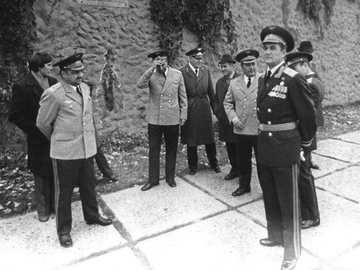 Выпуск КВВАУЛ-1981 г. на Мамаевом кургане. Микоян С.А., Трибшток В.В., Портянко А.А., Сидоров Н.С., Полуйко Н.А., Железняк И.И.

