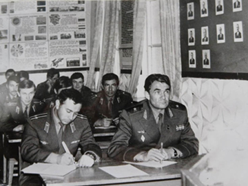 Молотков, Штерн, Черкасов, Воронцов, Железняк.
 Ленинская комната казармы 2-й отличной аэ 706-го уап. Бекетовка, 1982 г.
