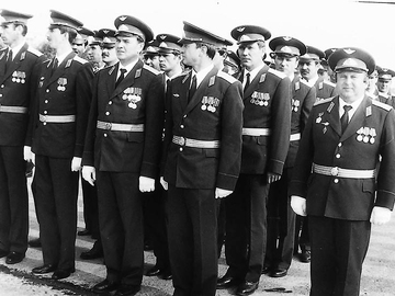 Возглавляет коробку управления полковник Гамзин О.В., первый слева прапорщик службы АТИ звали Володя, второй слева метролог училища.
