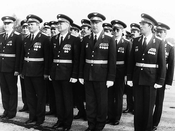 Коробка УЛО, первый слева юрист училища п/п-к Рождественский, за ним стоит выглядывает Витя Шпичко, второй слева А.Балым, справа стоит п/п-к И.Железнов.
