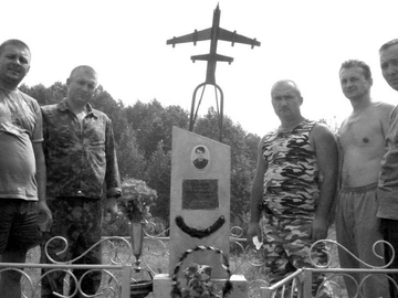 У памятника Роману Еськову.