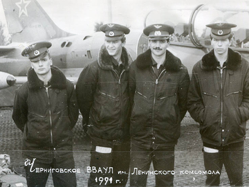 к-н Котруца Виктор Аксентьевич Выпускник-86). Курсанты Игорь Пашек, Коля Лысенко, Саня Анисимов.