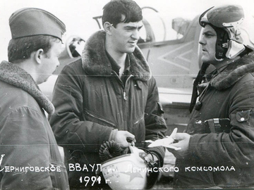 Слева к-н Тарасов С., член ГЭК п-к Рубан А.И., в центре курсант Анатолий Иванишин.