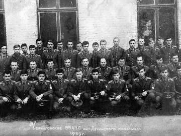 Эскадрилья п/п-ка Гаптянова. Сидоров Ю.Д., Васенда М.Ф., Сосонка А.А., Чижевский В.О., Белоусов В.П., Меренков Андрей, ... Курсанты выпускники 1988 года Астрейко Вадим, Пацкан Иван, Усов Юра, Святослав Котик, Буга Анатолий и другие.