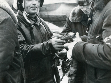 Госэкзамен 1988 г сентябрь..летная группа Андрея Меренкова сдавала экзамен начальнику училища..На фото Меренков А., курсант Самончев Виктор. Гаптянов командир АЭ.
