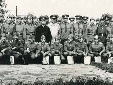4аэ, В темном комбезе ком.аэ п/п-к Сосонка А.А. .в светлом инспектор 17 ва п-к Шама,зам .ком.аэ по политчасти М-р Пивненко