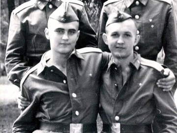 КМБ. Виталик Дуля, Зайцев, Тимченко и Кизиев. 1981 год, тыльная сторона казармы....
