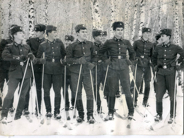 На переднем плане Л.Спаткай и А.Чашкин, Возле Спаткая слева Вася Хруняк, Стрела, Большов.