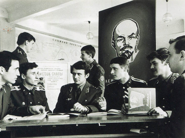 ст.л-т Важа Гигуцевич Ачарадзе, к-н В.Семёнов, курсанты Грачёв, Пионткевич Игорь, Пилипенко Олег.