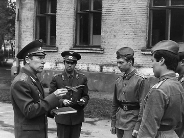 Командующий ВВС КВО (в последствии 17 ВА) генерал-лейтенант Крюков Н.П. на предварительной подготовке курсантов.