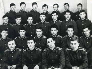 68 кл отделение., первый ряд: Дзюба В.И., Анисимов В.А., Томбак С.В., Слесарчук В.;
второй ряд: Василенко В.И., Литвиненко С.Ф., Чашин Е.В., Кемельфельд А.А., Калинин А., Кочетов Е.В.;
третий ряд: Клементьев С.Г., Осипенко В.П., Перфилов А., Белоус А.В., Горбань В.В., Красножон В.И., Космин В.;
четвёртый ряд: Шелупец В., Ялына А.П., Лобанов В.Г., Белик Ю.В., Железнов В.В., Мороз Ю., Раевский А.М.
