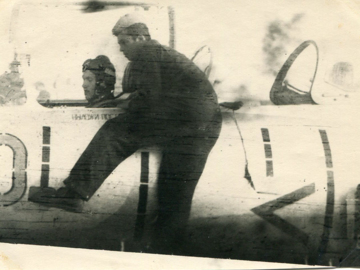 В кабине Л-29 Красножон В.И., на подножке Томбак С.В.