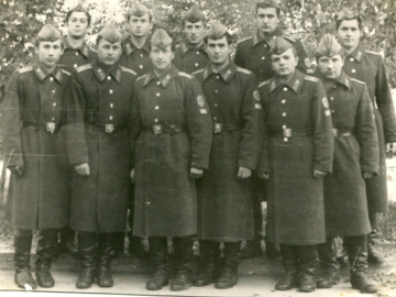 Второй курс, Городня,
слева направо первый ряд: Багнюк С.И., Белик Ю.В., Чашин Е.В., Горбань В.В., Дзюба В.И., Юшин А.Н.;
второй ряд: Томбак С.В., Василенко В.И., Раевский А.М., Кочетов Е.В., Красножон В.И.
