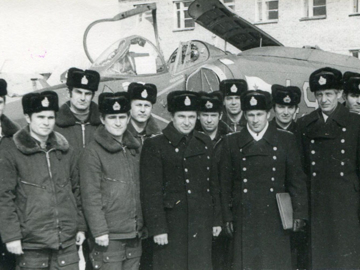 Летчики морской авиации выпускники ЧВВАУЛ аэр Пристань 1983 год 3. Василенко Виктор Иванович.4. Сорокин Олег Павлович. 5. Скачков Олег Петрович. 6. Белоусов Александр Анатольевич. 7. Белик Юрий Владимирович. 10. Коркин Валерий Дмитриевич. 12. Хливненко Василий Иванович. 15. Байнетов Сергей Дмитриевич (ЧВВАУЛ-76). На заднем плане Як-38. 