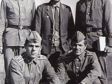 В центре ст.л-т Кравченко Виктор Алексеевич, аэр. Добрянка. Сидят Витя Малик, Серега Порошенко.
