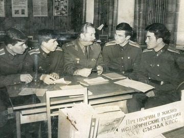 п/п-к Грудина Иван Андреевич проводит занятие на кафедре марксизма-ленинизма.
