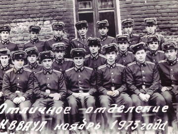 17 классное отделение,
 Матвиенко К.Г. командир отделения. Нижний ряд в середине Саня Колесников, зам ком взвода (вечная ему память),.Коля Руденко первый справа в нижнем ряду..рядом Парамонов, Белозеров, Коля Гордий (лучший парикмахер роты).Ребята как давно это было,многих уже нет.Трагически погиб Витя Куцевол,на трассе сбила машина..Верхний ряд слева Драган, Василевский,  Курдяпин, Колесников,
Березин, Чистяков. Второй ряд. Лепешко, Лобанов,  Куцевол, Редкодубский, Патраман.