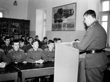 Наше 3 классное отделение. на трибуне Олег Комаров, сидят: 1 ряд - Н.Федько, А.Кукушкин, Л.Дроздовский, Б.Сподарко, 2 ряд - Х.Дзюбак, В.Панасевич, М. Стадольский,