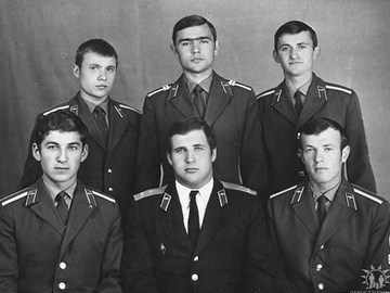 Летная группа ст.л-та Швачко А.И. 3 курс, Умань. сидят- к-т О. Лобанов, ст.л-т Швачко А.И., к-т П. Авдеенко, стоят- к-ты Ю.Юрков, М. Стадольский, Б. Сподарко.