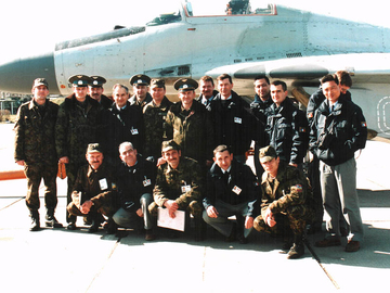 Апрель 1994 г. Французская инспекционная группа в 114 иап. В центре п-к Сподарко Б.С. – командир полка.

