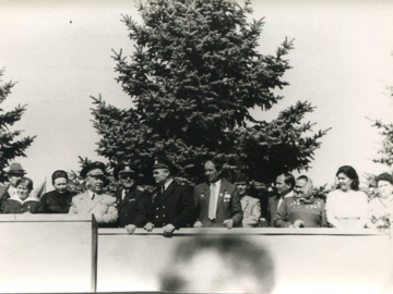 Почетные гости и генерал-лейтенант Новиков на трибуне, 9 мая 1985 г.