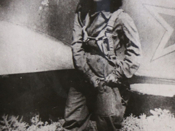 Курсант у самолета, 1942 г.