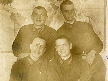 январь 1940 г., справа внизу А.Данилов.