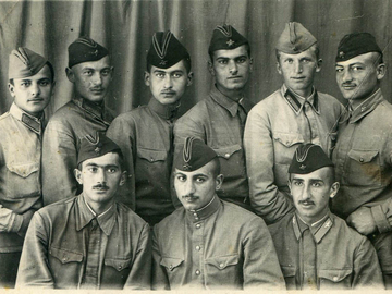 1 ряд в центре Акопян Ашот Агасиевич, 1943 г.