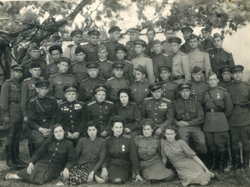 Словакия, 4 июня 1945 г. Личный состав 5-го штурмового корпуса. В центре командир корпуса генерал-лейтенант ГСС Каманин Николай Петрович.