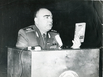 Генерал-полковник Лавриненков В.Д. во время приезда в училище в 1981 году.