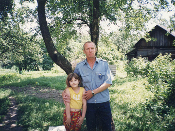 Гвоздев, контролер-ревизор, 2002 г. с внучкой.