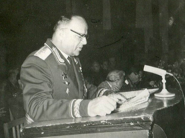 генерал-майор авиации Гринько поздравляет выпускников с успешным окончанием училища.