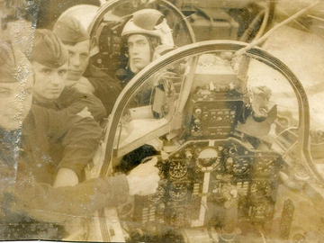 аэр. Певцы, 1968 г., летная группа ст. л-та Макарук М.М., курсанты Васильев В.Н., Гладченко П.Г., Шевченко В., Веревкин В.Г.