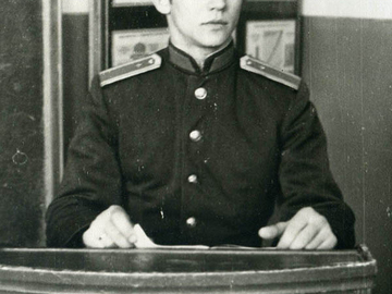 Курсант Довгайло А.П., окончивший училище с отличием.