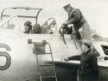 Зам. председателя ГЭК полковник Ушаков Б.А. готовится к экзаменационному полету на проверку техники пилотирования выпускника на самолете МиГ-21.