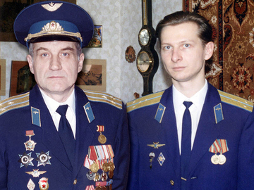 Полковник Лахно Валерий Иванович с сыном Вадимом, середина 90-х годов.