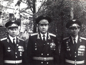 1989 г. ГСВГ, аэр. Домгартен. Выпускники ЧВВАУЛ командир 16 АД генерал-майор Попов Михаил алексеевич (1968 гв), начальник ПО дивизии п-к Мишунин Сергей Иванович (1970 гв), и его заместитель п/п-к Оспищев Александр Иванович (1973 гв).