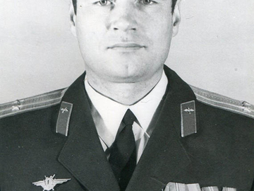 Куцый Юрий Дмитриевич – полковник. Служил  в ЧВВАУЛе до зам.командира УАП. Закончил академию им. Ю.Гагарина. Служил  омандиром УАП, затем в управлении ВУЗ ВВС, летчиком-инспектором. Умер в 2002 г.