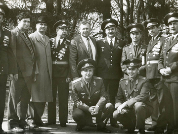 Встреча выпускников 1967 года, слева направо Кликман В.Г., Иолчанов А., Логай, Остапенко, А.А., Данилов В.А., ... Когут Н.Н., Дубовик В., сидит Лещенко.