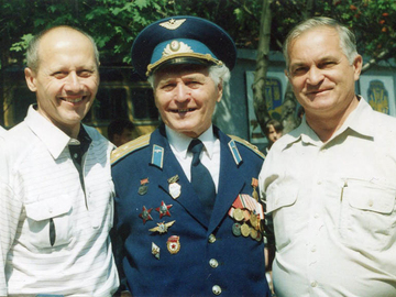 однополчане 32 гв. иап в Шаталово Колотухин В., Михайлов А., Забышный В., август 2001 г.