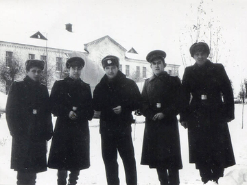 окончание летной программы на самолете МиГ-17 (выпал первый снег) 1966 год, в центре летчик-инструктор Гримайлов Григорий Гаврилович, курсанты Андреев В.Н., Остапенко А.А., Рудюк О.И., Бурцев ВВ.Г. - отъезд в отпуск.