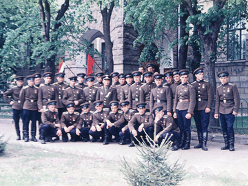 Группа курсантов у библиотеки Короленко, после парада Победы 9 мая 1967 года, в центре капитан Пирогов Н.Ф.